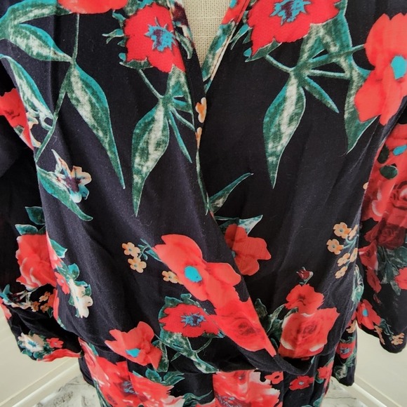 UMGEE NEW RED/BLACK FLORAL ROMPER SIZE MED - Picture 6 of 7